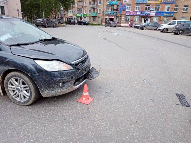 На перекрестке улиц Октябрьская и Первомайская произошло столкновение Ford и Nissan