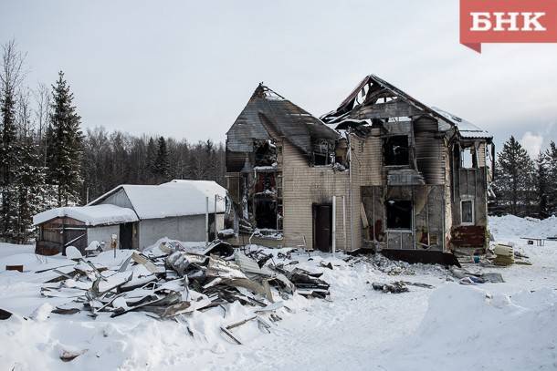 «Строили семь лет, разберем за два дня»: глава семьи из Выльгорта начал разбирать сгоревший дом