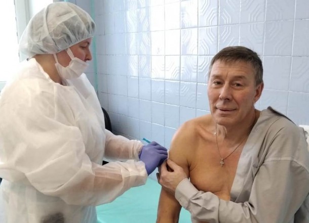 Глава Усть-Цилемского района привился против коронавируса