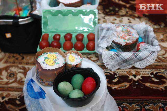 Жителям Коми посоветовали использовать кофе и крапиву для окрашивания яиц