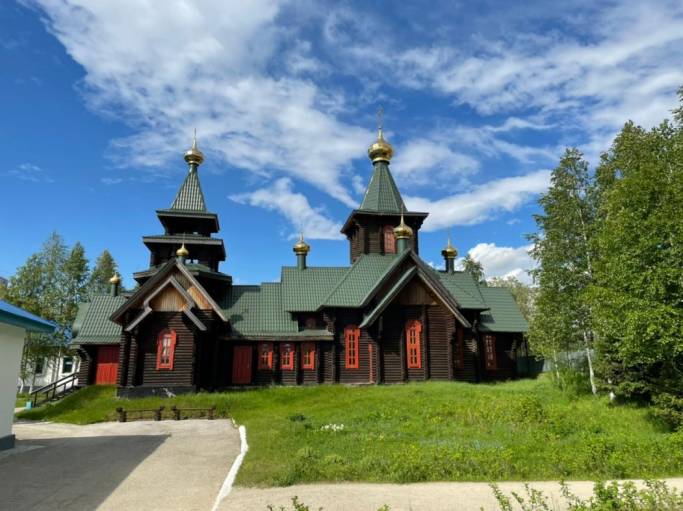 Компания «ЛУКОЙЛ» помогает усинскому храму создать комфортные условия для верующих