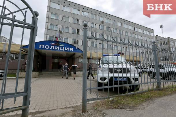 Возле управления МВД по Сыктывкару подожгли автомобиль