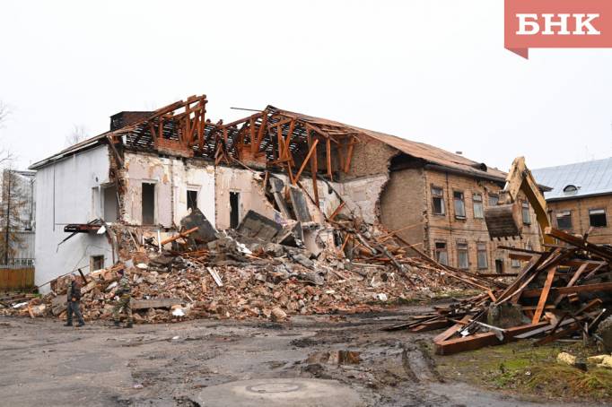 Фоторепортаж БНК: в столице Коми разрушают дом «с историей»