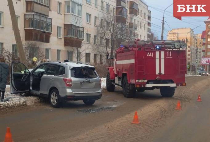 В Сыктывкаре водитель наклонила столб