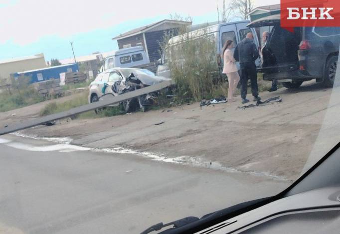 В Сыктывкаре водитель «уронил» столб