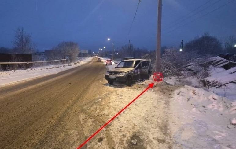Сыктывкарская опора ЛЭП устояла после встречи с «Нивой»