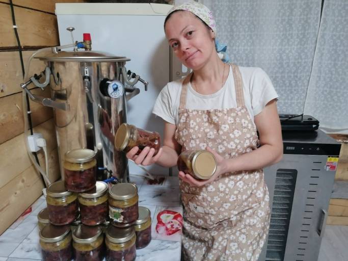 «Народный эксперт»: педагог из Ижемского района с соцконтрактом развивает производство молока и мясных деликатесов