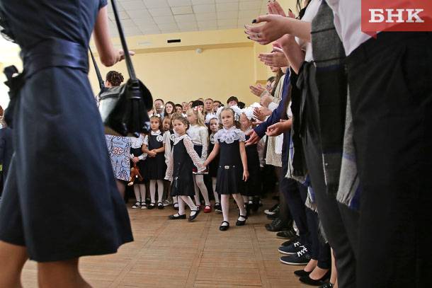 Минпросвещения составило список патриотических песен для школ