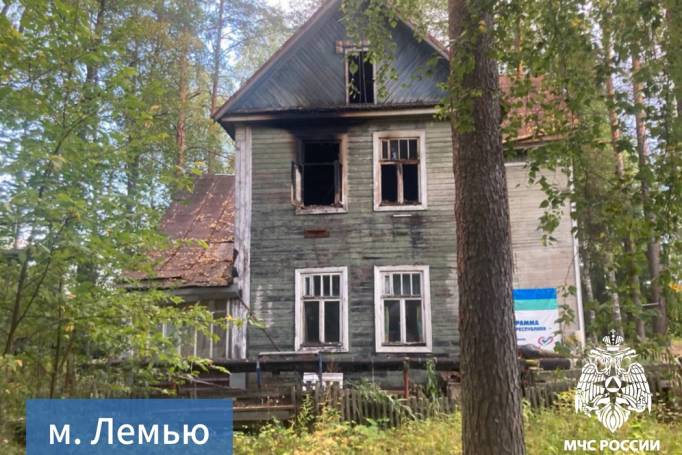 В местечке Лемью под Сыктывкаром обгорел загородный дом