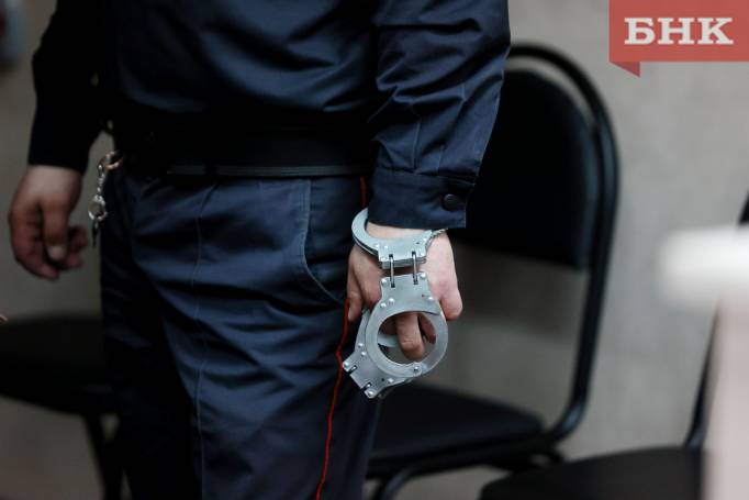 Пермяк разбил машины и стекла торгового павильона в Усинске