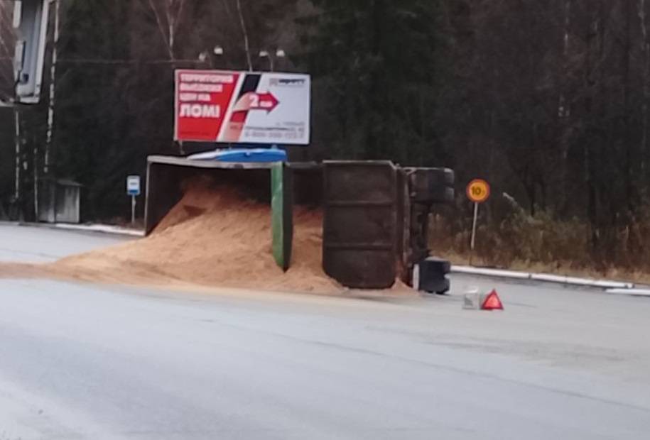 В Сыктывкаре опрокинулся самосвал с песком