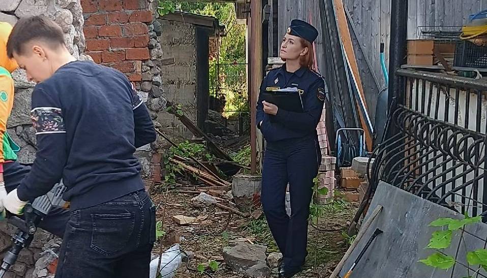Сыктывкарка снесла соседскую постройку под контролем пристава