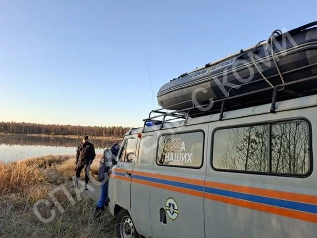 Спасатели в Ухте достали из озера труп охотника