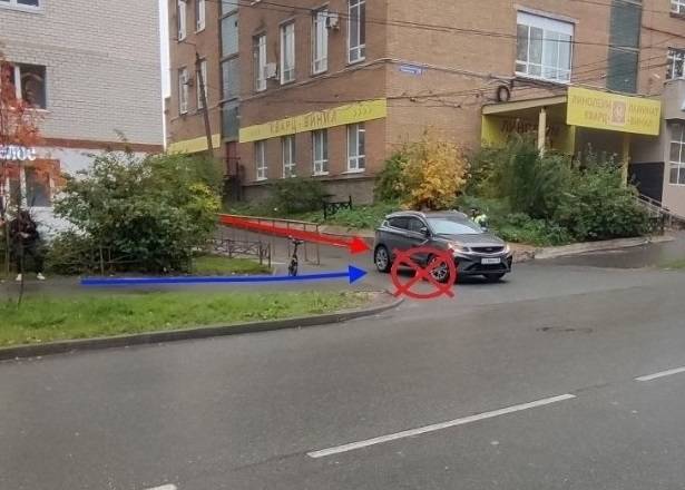 В Сыктывкаре женщина без водительских прав сбила мужчину на электросамокате