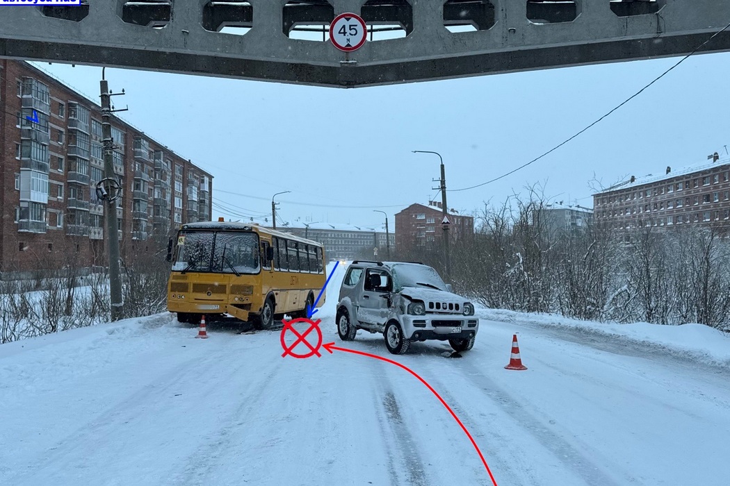 В Воркуте внедорожник въехал в школьный автобус