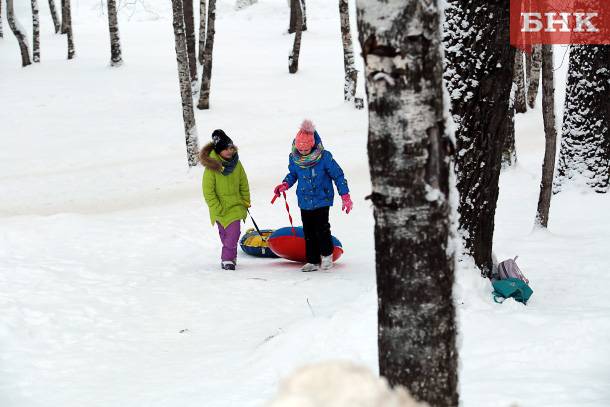 В Сыктывкаре народную горку «оградили» снежными валами