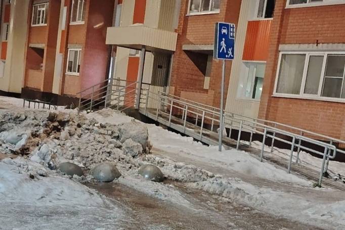 Сыктывкарцев возмутило перекрытие проезда во дворе дома снежным валом