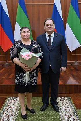 Ростислав Гольдштейн вручил матери девятерых детей орден «Родительская слава»