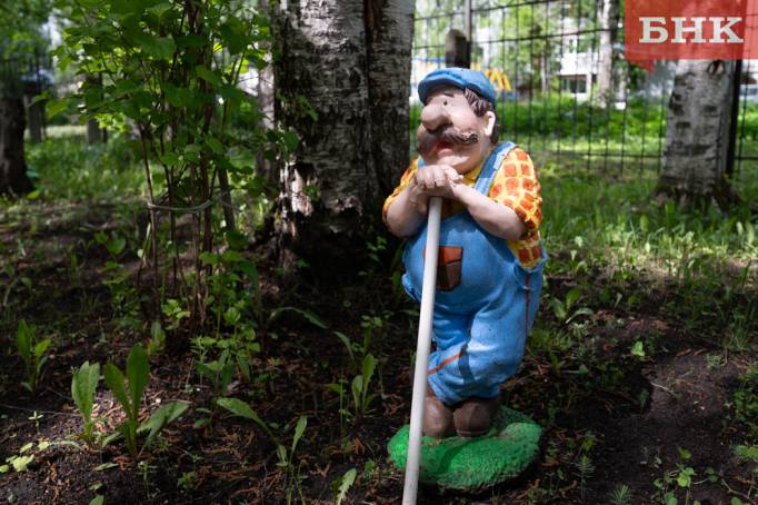 В Сыктывкаре управляющая компания нанимала «невидимых» дворника и уборщицу