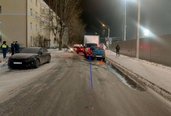 В Сыктывкаре из-за машин на обочине не разъехались грузовик с легковушкой