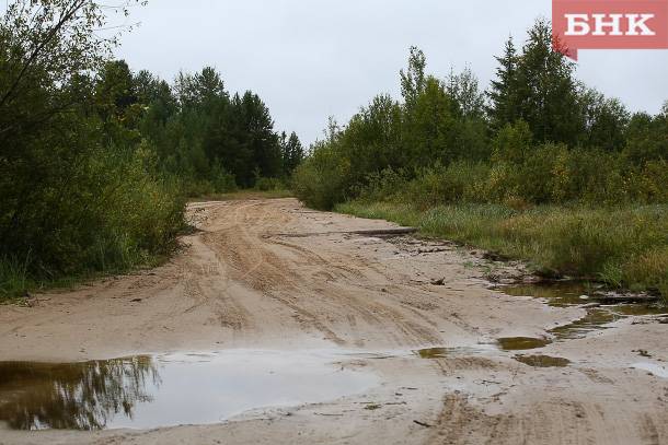 Водитель чудом выжил по дороге в Емву: дно автомобиля пробила жердь