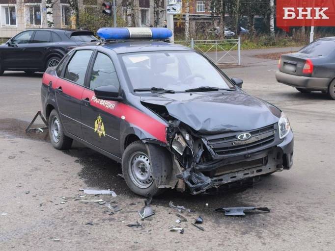 В Сыктывкаре машина росгвардейцев попала в ДТП