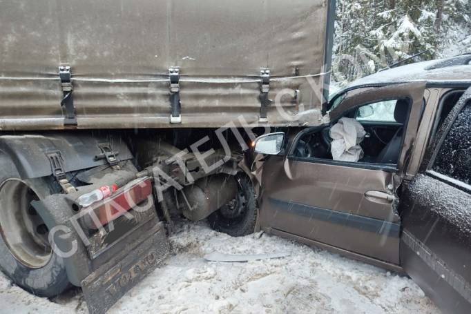 В Коми большегруз врезался в легковушку
